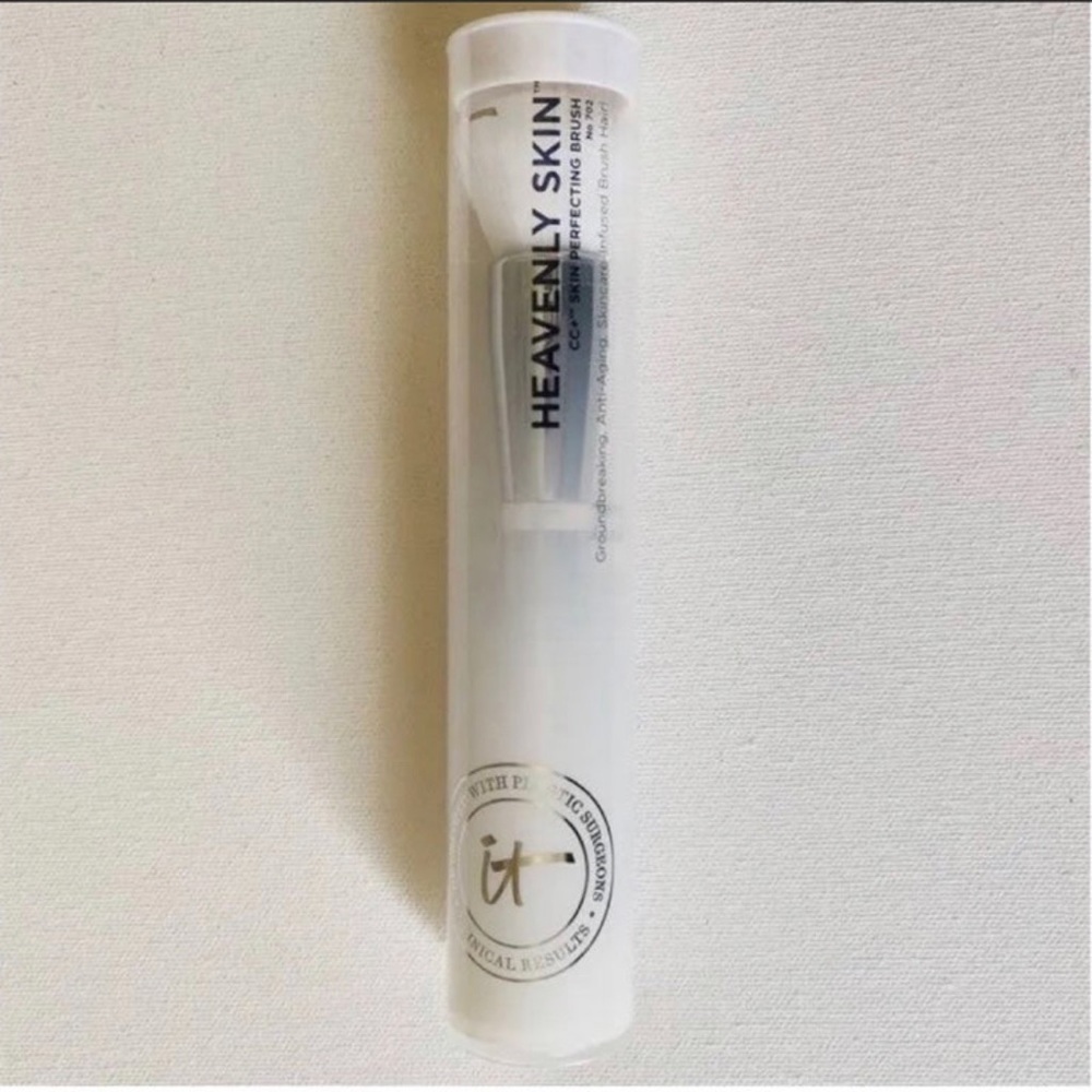It Cosmetics Heavenly Skin CC+ Skin-Perfecting Brush No.702